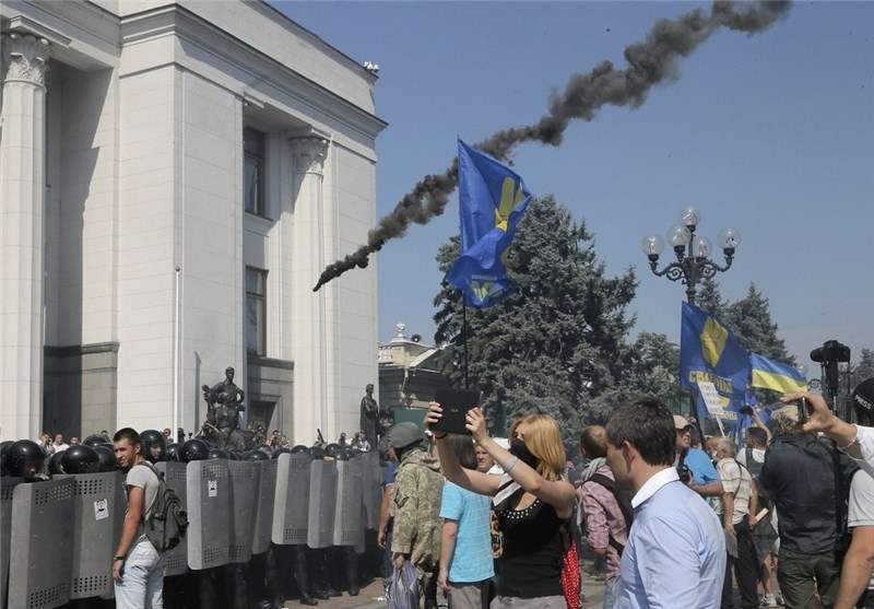گزارش تصویری اعتراض به اصلاح قانون اساسی در اوکراین  <img src="/images/picture_icon.png" width="16" height="16" border="0" align="top">