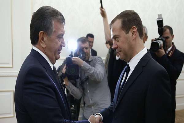 تأکید نخست وزیران روسیه و ازبکستان بر گسترش روابط فیمابین