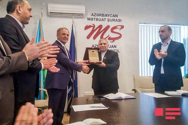 اعطای دیپلم افتخار رسانه ای به سفیر ایران در جمهوری آذربایجان