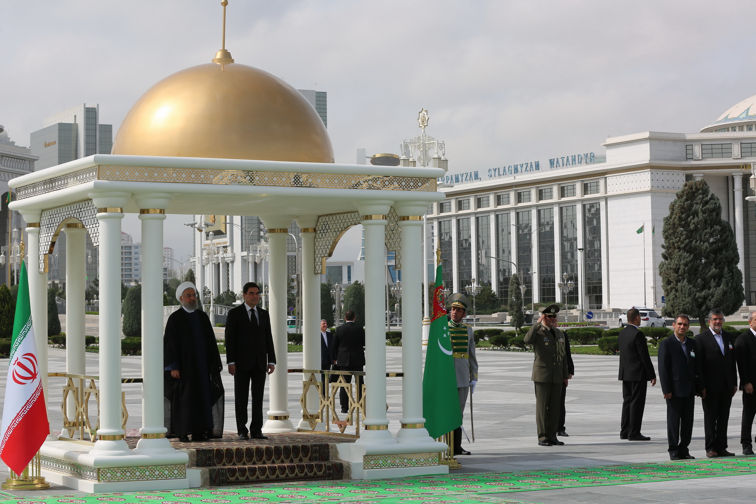 مراسم استقبال رسمی از دکتر روحانی در کاخ ریاست جمهوری ترکمنستان / مذاکرات مشترک و امضای اسناد همکاری