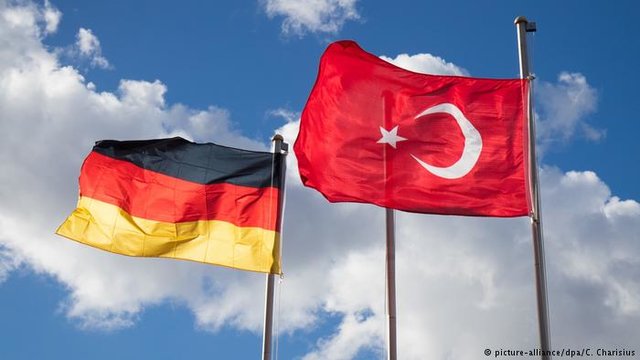 انتقاد ترکیه از آلمان به خاطر موافقت با برگزاری راهپیمایی حامیان حزب دموکراتیک خلق