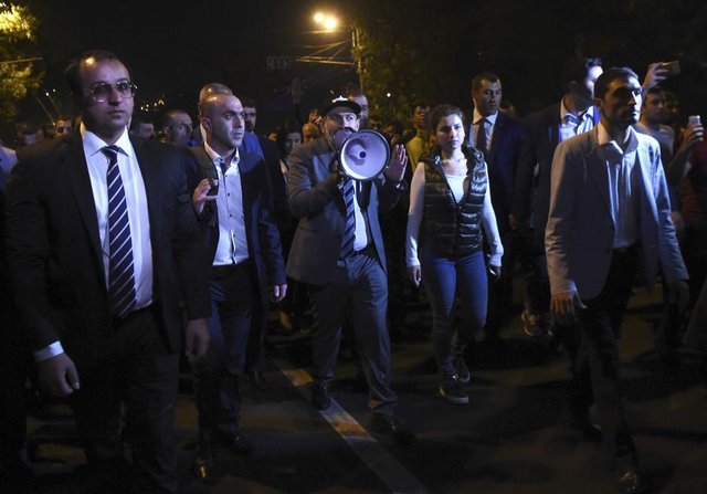 تظاهرات گسترده در مقابل پارلمان ارمنستان/ پاشینیان در جمع تظاهرکنندگان