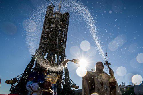 متبرک کردن فضاپیمای روسی از سوی یک کشیش ارتدوکس