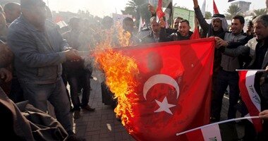 آتش زدن پرچم ترکیه در جریان راهپیمایی ارامنه در لبنان