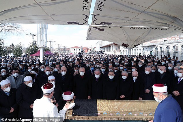 حضور اردوغان در مراسم تدفین بدون فاصله گذاری اجتماعی