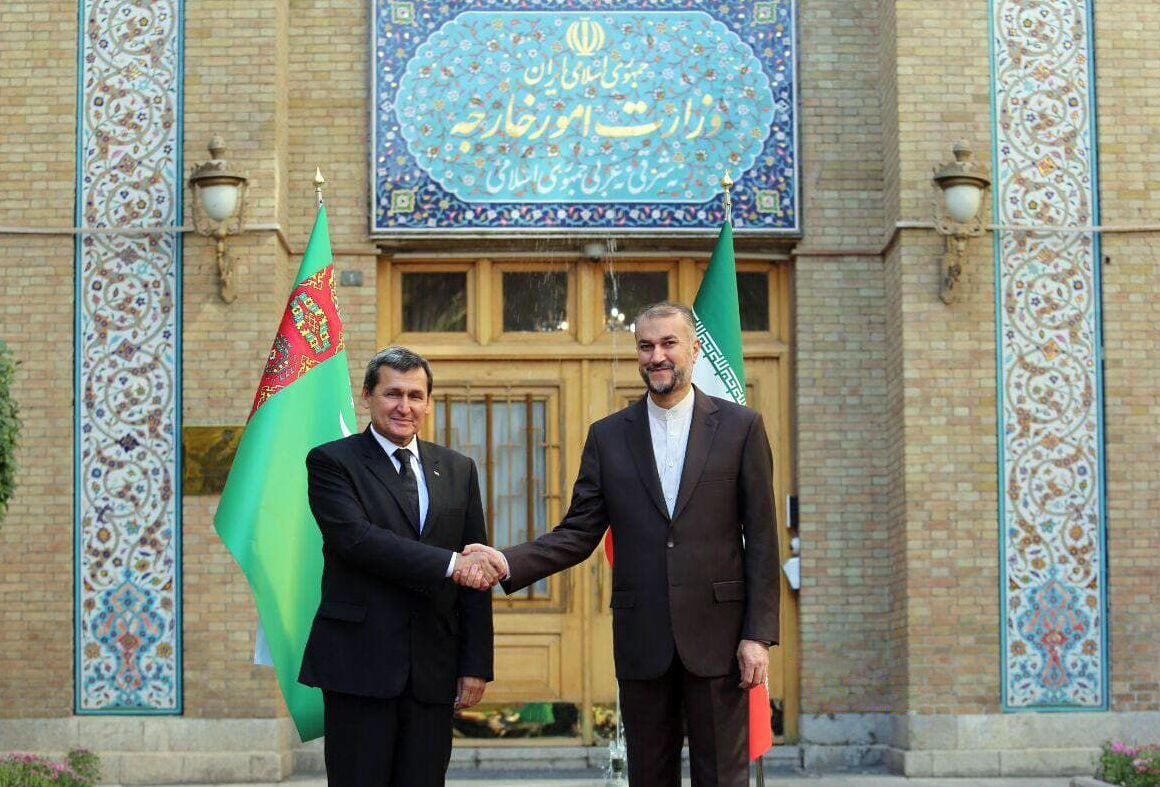 وزیران امور خارجه ایران و ترکمنستان در محل وزارت خارجه در تهران باهم دیدار و گفت و گو کردند.